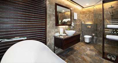 family-suite-bathroom-3